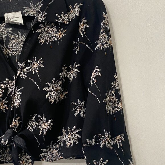 NWT Lucca Crop Tie Front Top ¾ Sleeves Black White Medium Palm Tree Paradise - Picture 4 of 8
